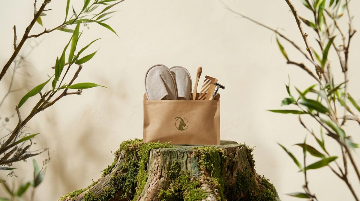 capra Vanity-Kit in Kraftpapier-Verpackung mit Slippern, Zahnbürste und Kamm
